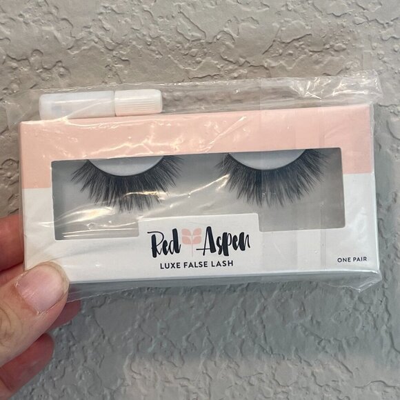Red Aspen MISS Luxe False Lashes NEW - Picture 1 of 5